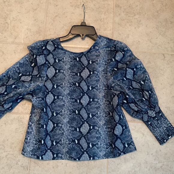 Stella & Dot Size XS blue reptile print crop top. NWOT. Button-up V-neck back. - Picture 6 of 8
